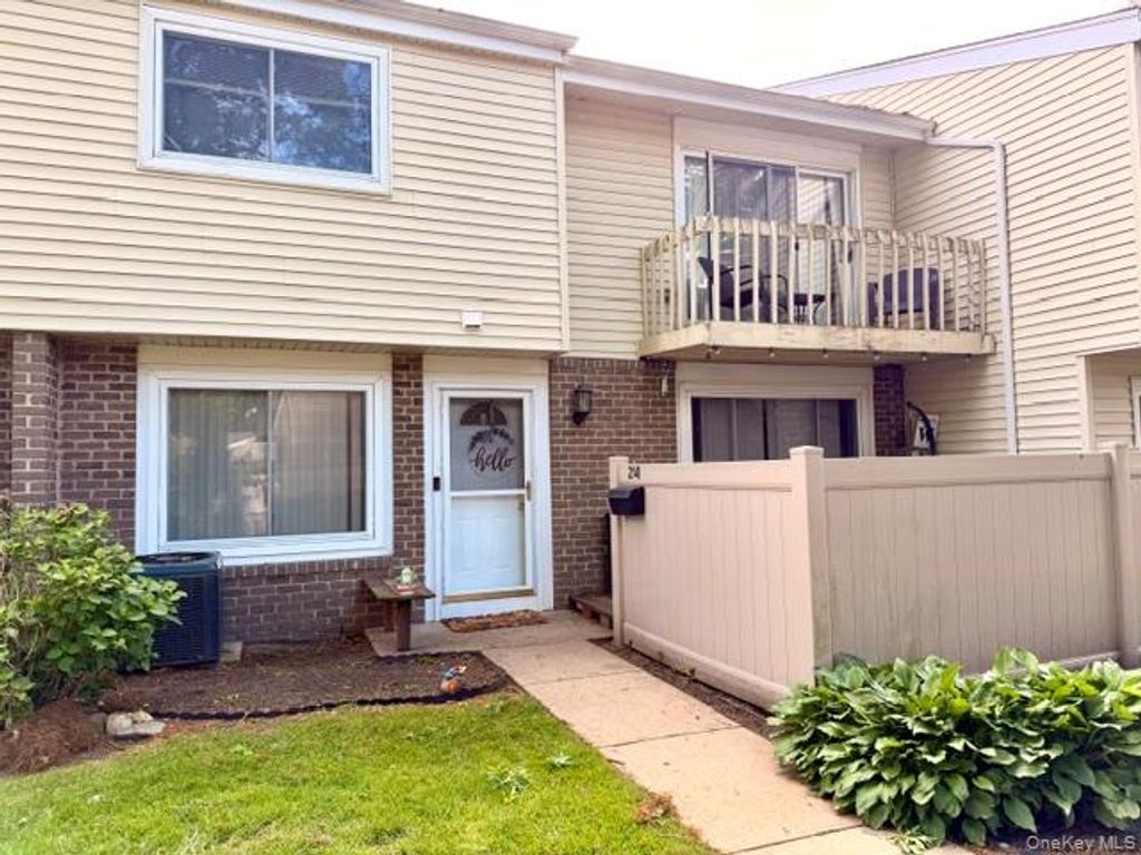 214 Springmeadow Drive I, Holbrook, NY 11741