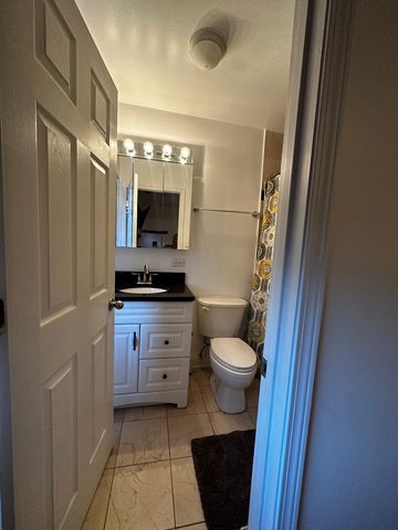1711 W Jarvis Avenue 201, Chicago, IL 60626