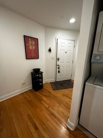1711 W Jarvis Avenue 201, Chicago, IL 60626