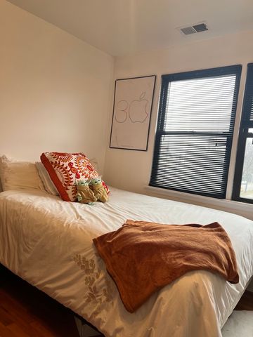 1711 W Jarvis Avenue 201, Chicago, IL 60626