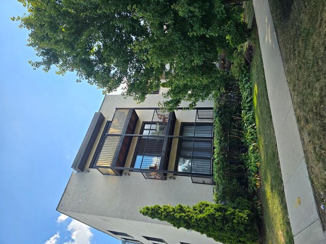 1711 W Jarvis Avenue 201, Chicago, IL 60626