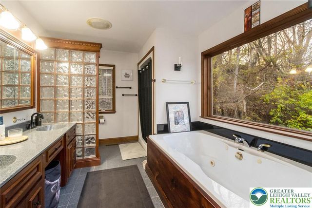 52 Chippawa Circle, Upper Mt Bethel Twp, PA 18343