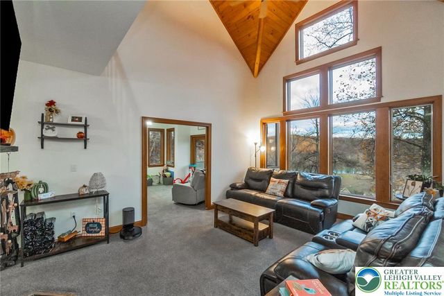 52 Chippawa Circle, Upper Mt Bethel Twp, PA 18343