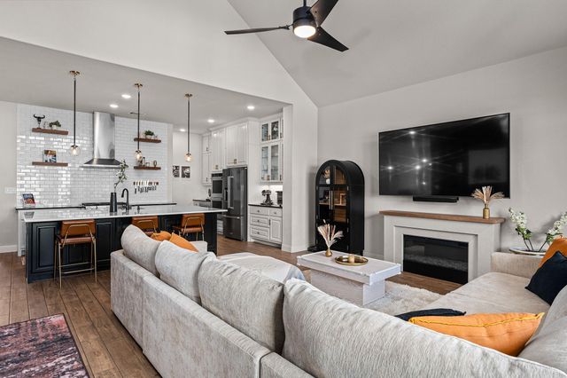 402 Sitlington LN, Austin, TX 78738