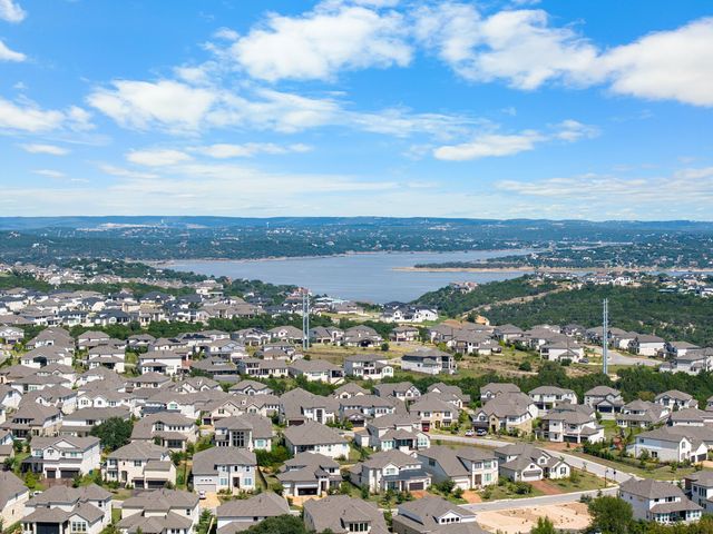 402 Sitlington LN, Austin, TX 78738