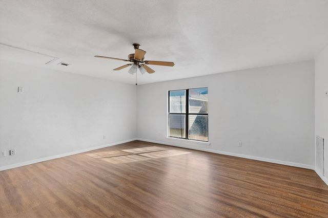 6328 Meadow Glen Drive, Arlington, TX 76018