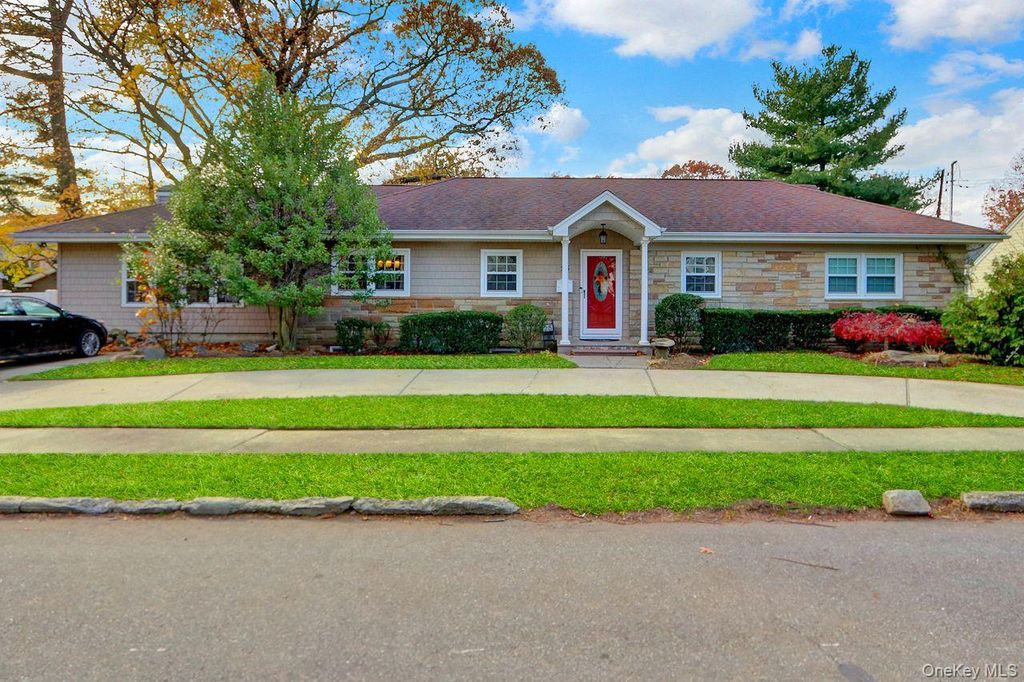 25 Sterling Place, Malverne, NY 11565