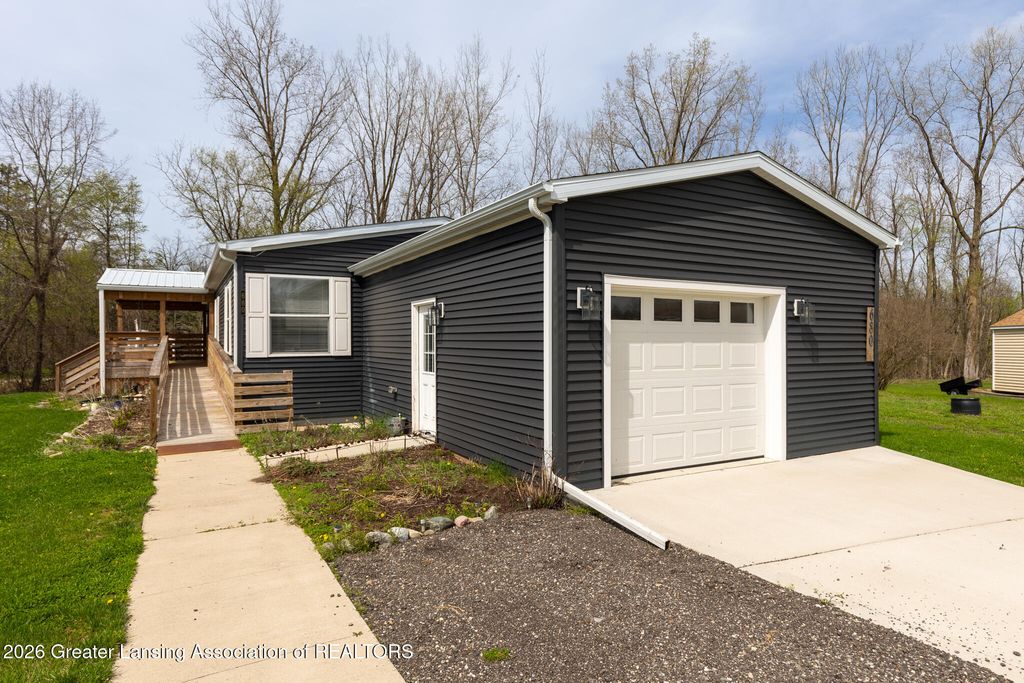 680 N Gallery Drive, Eaton Rapids, MI 48827