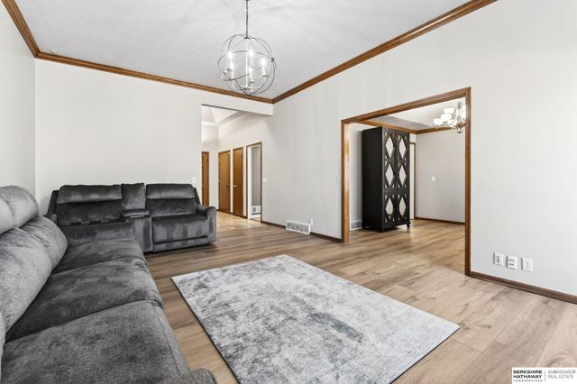 508 Oakwood Drive, Papillion, NE 68133