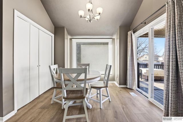 508 Oakwood Drive, Papillion, NE 68133