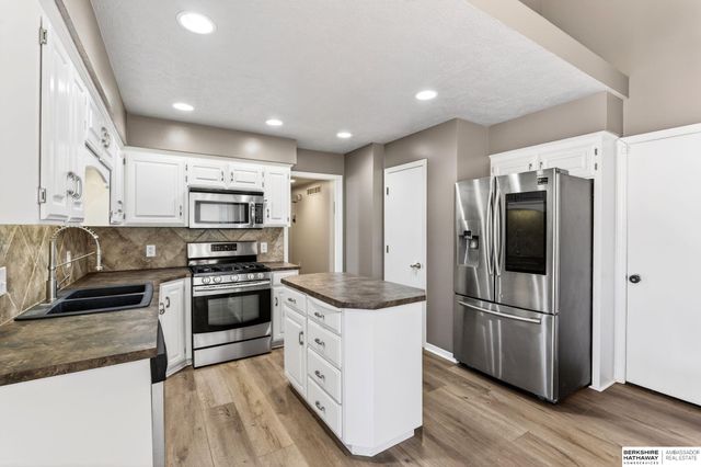 508 Oakwood Drive, Papillion, NE 68133