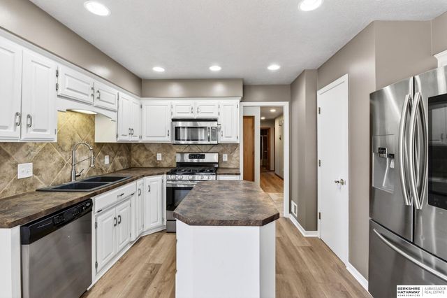 508 Oakwood Drive, Papillion, NE 68133