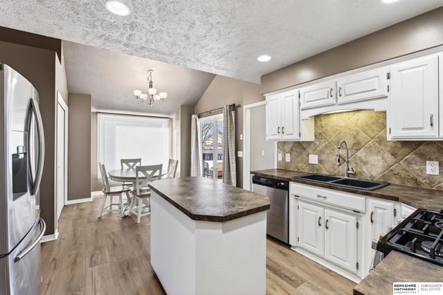 508 Oakwood Drive, Papillion, NE 68133