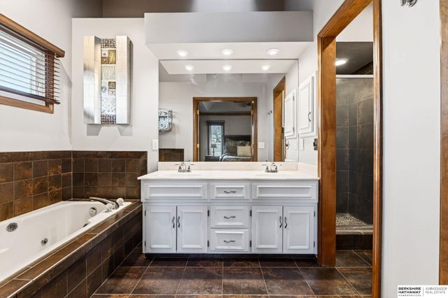 508 Oakwood Drive, Papillion, NE 68133