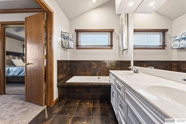 508 Oakwood Drive, Papillion, NE 68133