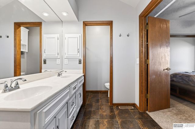 508 Oakwood Drive, Papillion, NE 68133