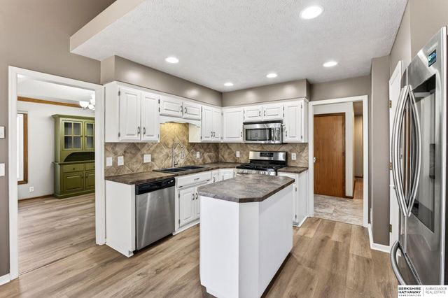 508 Oakwood Drive, Papillion, NE 68133