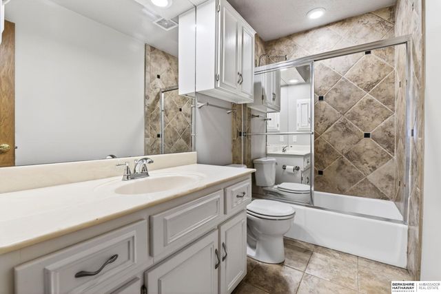 508 Oakwood Drive, Papillion, NE 68133