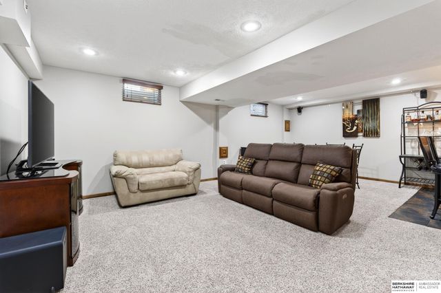 508 Oakwood Drive, Papillion, NE 68133