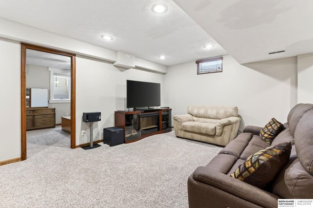 508 Oakwood Drive, Papillion, NE 68133