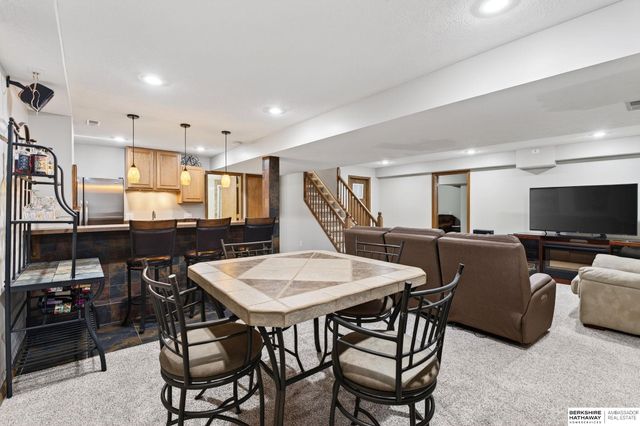 508 Oakwood Drive, Papillion, NE 68133