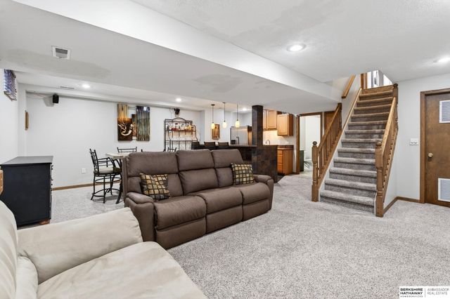 508 Oakwood Drive, Papillion, NE 68133