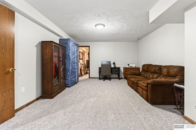 508 Oakwood Drive, Papillion, NE 68133