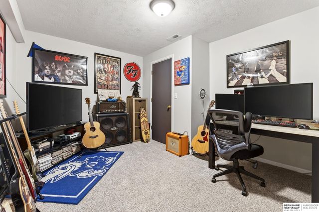 508 Oakwood Drive, Papillion, NE 68133