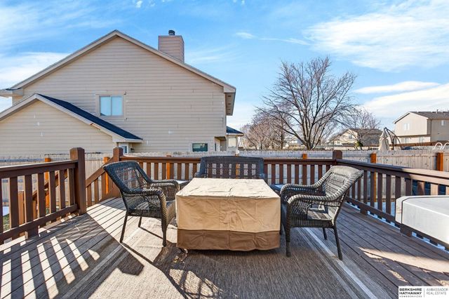 508 Oakwood Drive, Papillion, NE 68133