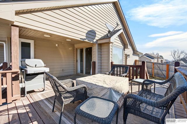 508 Oakwood Drive, Papillion, NE 68133