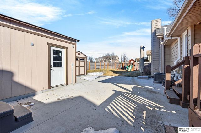 508 Oakwood Drive, Papillion, NE 68133