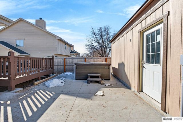 508 Oakwood Drive, Papillion, NE 68133