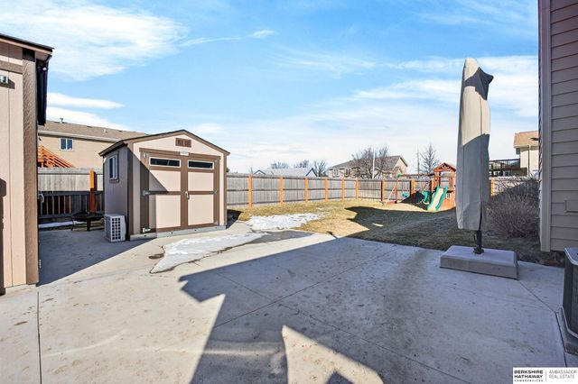508 Oakwood Drive, Papillion, NE 68133