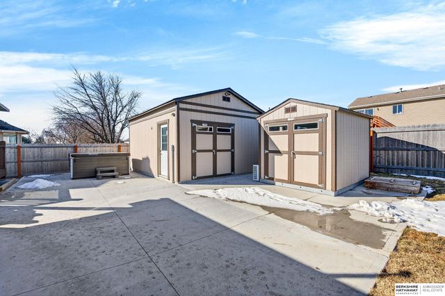 508 Oakwood Drive, Papillion, NE 68133