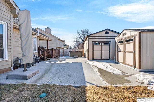 508 Oakwood Drive, Papillion, NE 68133