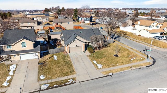 508 Oakwood Drive, Papillion, NE 68133