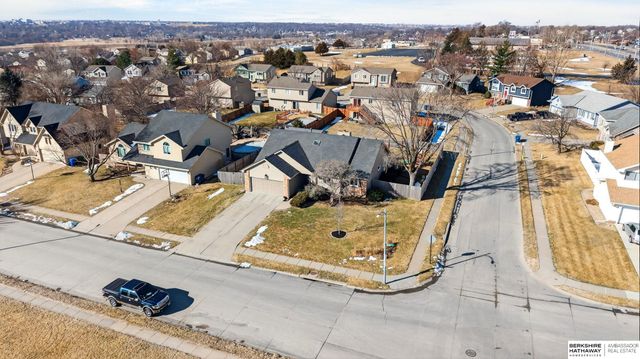 508 Oakwood Drive, Papillion, NE 68133