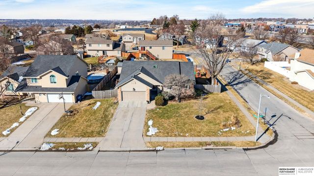 508 Oakwood Drive, Papillion, NE 68133