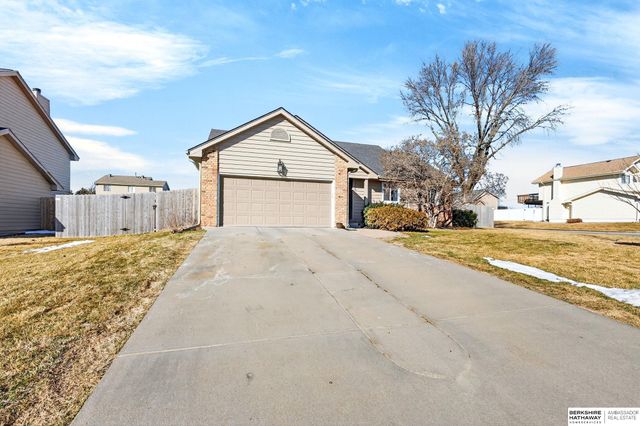 508 Oakwood Drive, Papillion, NE 68133