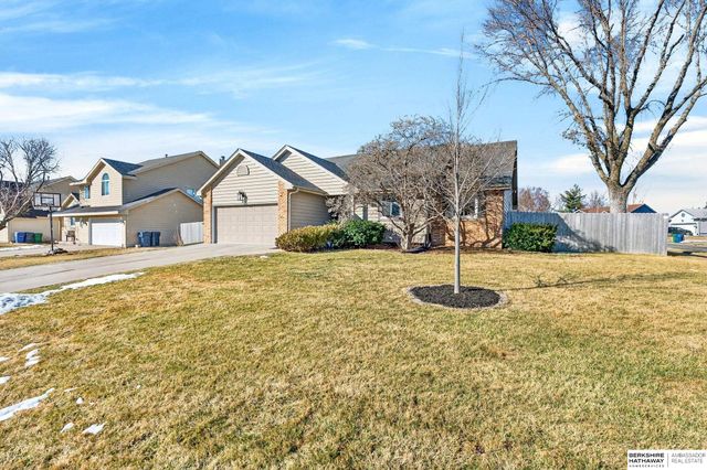 508 Oakwood Drive, Papillion, NE 68133