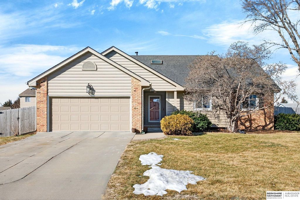 508 Oakwood Drive, Papillion, NE 68133