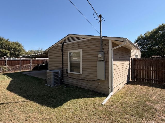 910 Newton Street, Arlington, TX 76010