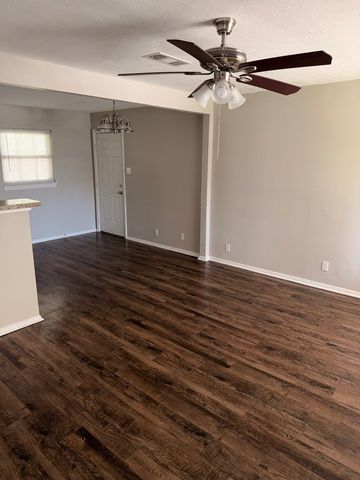 910 Newton Street, Arlington, TX 76010