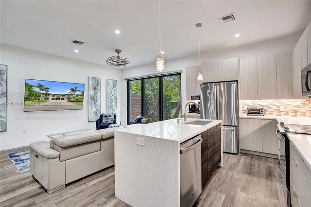 10533 NW 28th Ct, Coral Springs, FL 33065