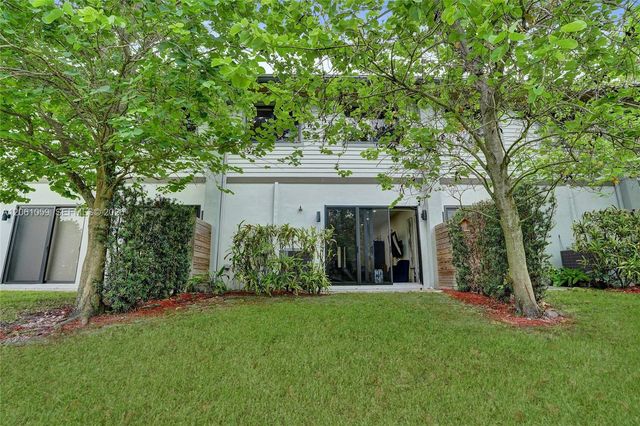 10533 NW 28th Ct, Coral Springs, FL 33065