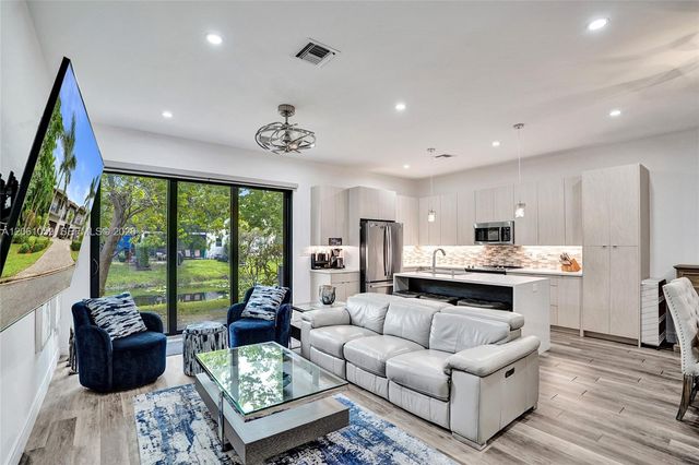 10533 NW 28th Ct, Coral Springs, FL 33065
