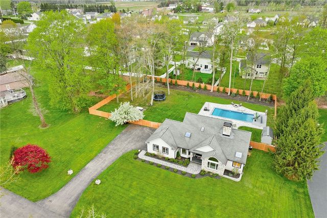 17 Crossbow Drive, Penfield, NY 14526