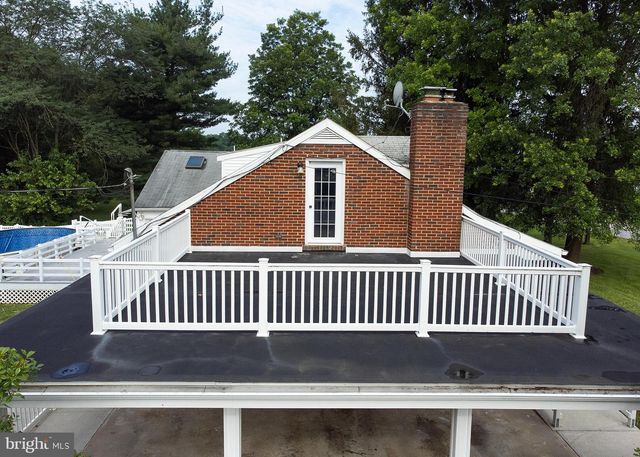 1239 W TRINDLE RD, Mechanicsburg, PA 17055