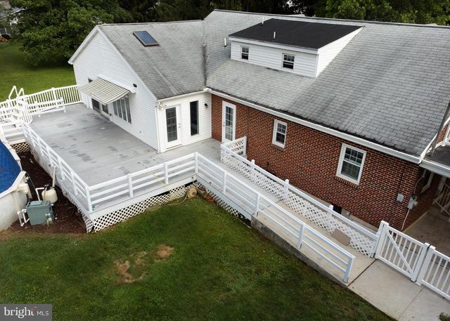 1239 W TRINDLE RD, Mechanicsburg, PA 17055