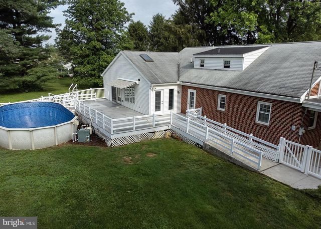 1239 W TRINDLE RD, Mechanicsburg, PA 17055